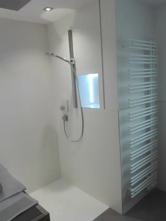 Neue Dusche mit Handtuchheizkörper