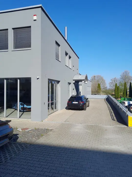 Fertiggestellte Fassade und Außenanlage eines Neubaus