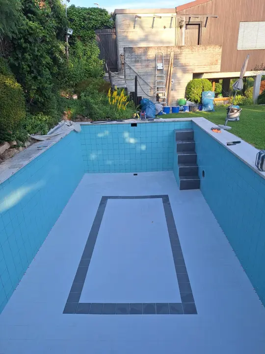 Sanierter Pool mit neu verlegten Fliesen