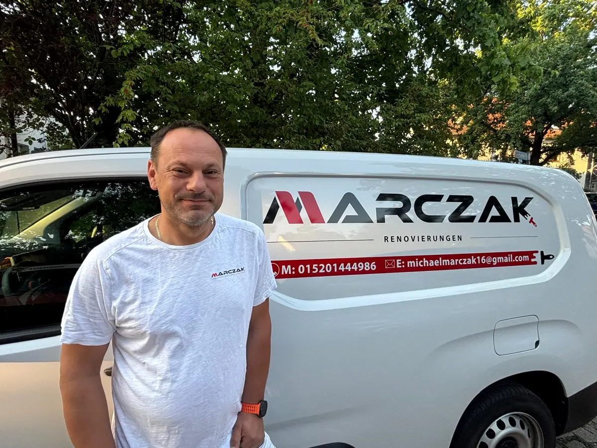 Michael Marczak vor dem Firmenfahrzeug von Marczak Renovierung