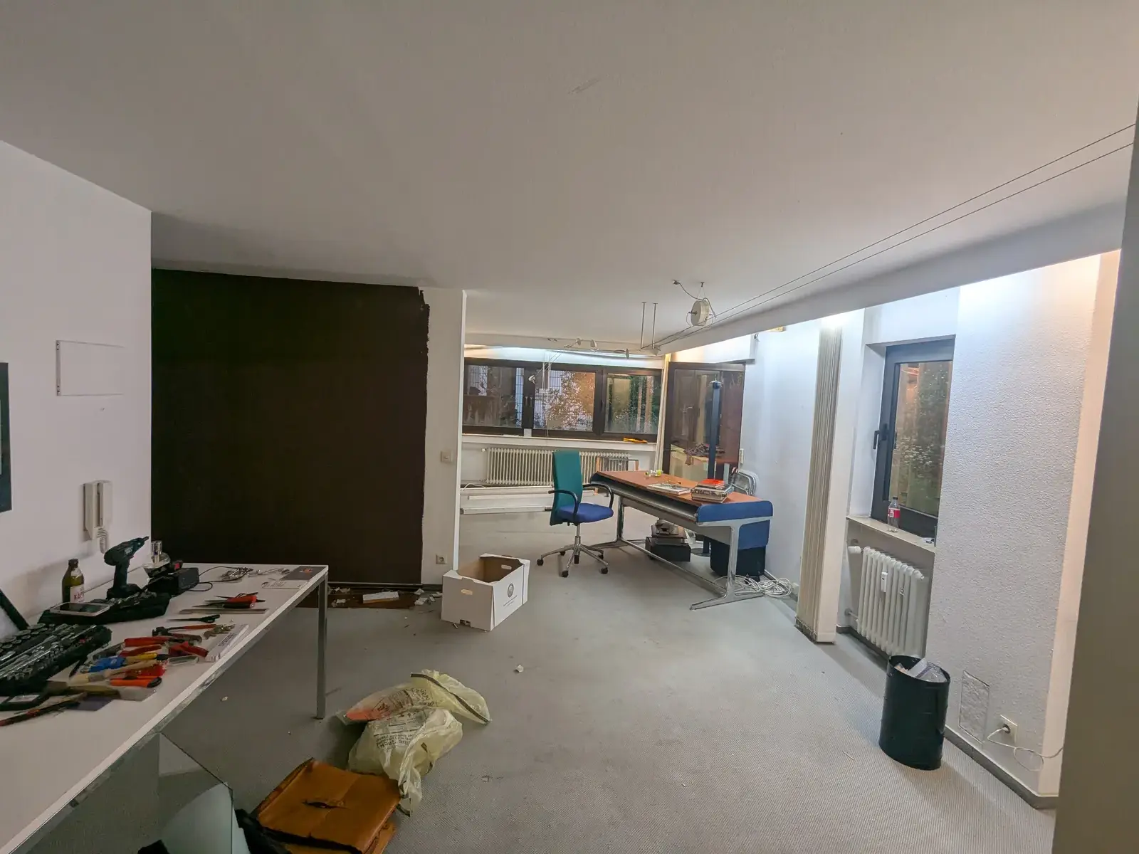 Wohnung Oberaichen, vorher: Teppich und veraltete Oberflächen